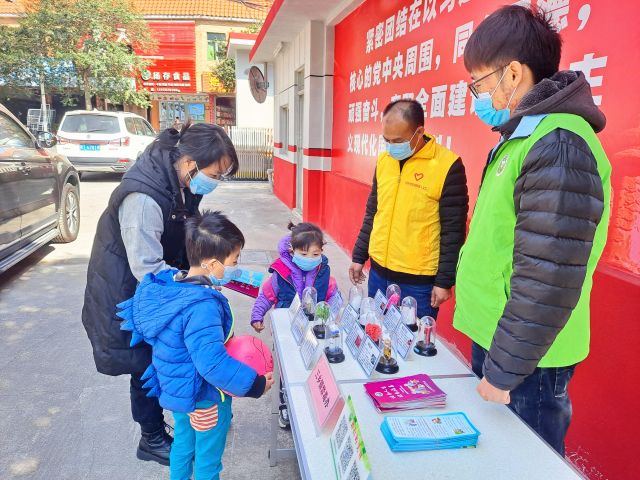 圩仔居民在宣傳攤位前駐足觀看、了解仿真毒品.jpg