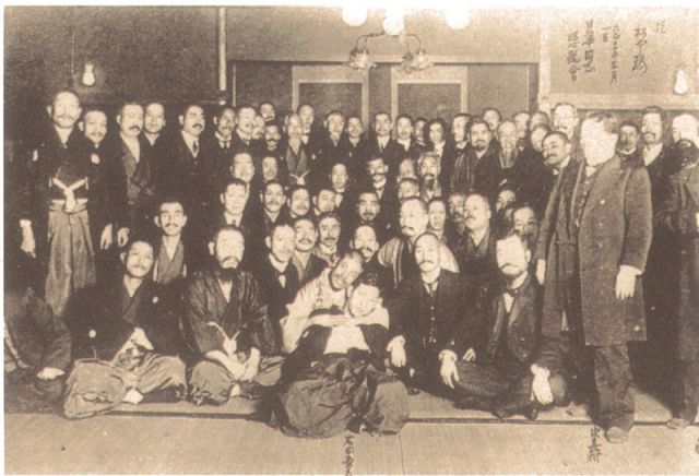 2-8、照片：孫中山在東京松本樓與日本“日華同志懇親會”的會員會晤并合影.jpg
