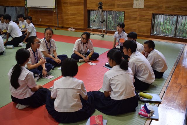 5-19 長崎與中山學(xué)生親切交談.JPG