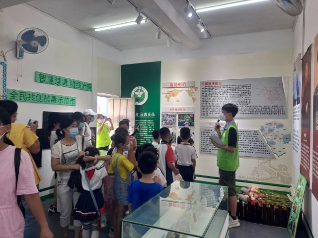 三鄉(xiāng)鎮(zhèn)開展“拒絕毒品，你我同行“禁毒教育基地參觀活動(dòng)照片1.jpg