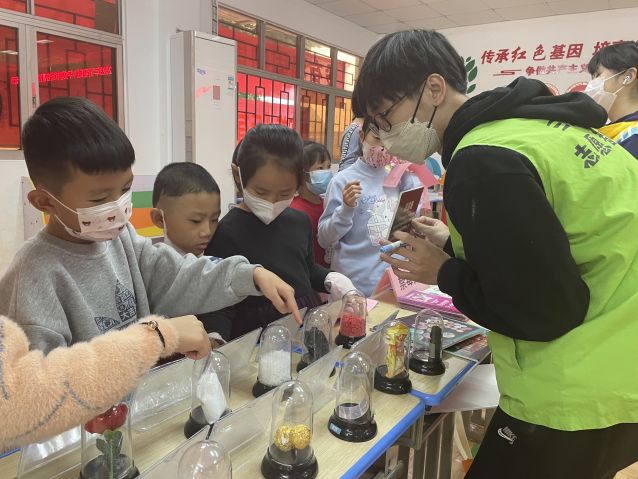 三鄉(xiāng)鎮(zhèn)開展“揚(yáng)眉‘兔’氣賀新春，禁毒相伴過新年”活動圖片2.JPG