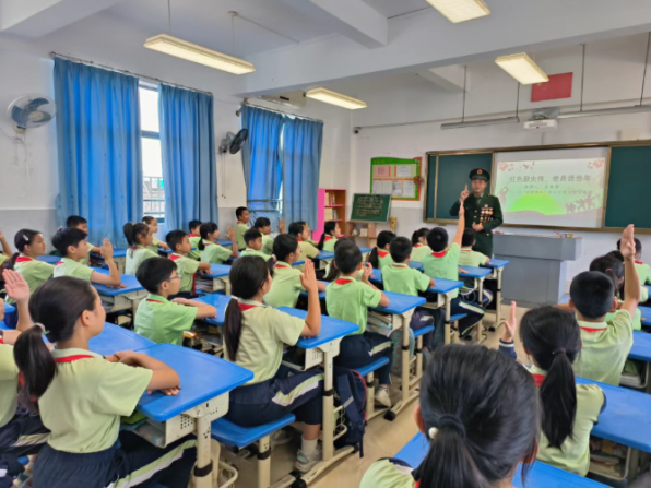 中山優(yōu)秀退役軍人為學(xué)子點(diǎn)亮愛(ài)國(guó)強(qiáng)軍夢(mèng)