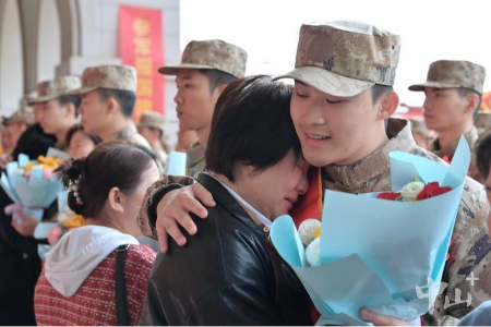 戎裝加身踏征程，中山歡送數(shù)百名新兵赴軍營(yíng)